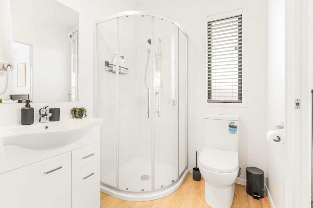 Modern And Central With 2 Ensuites -By Kosh Bnb Hamilton Exterior foto