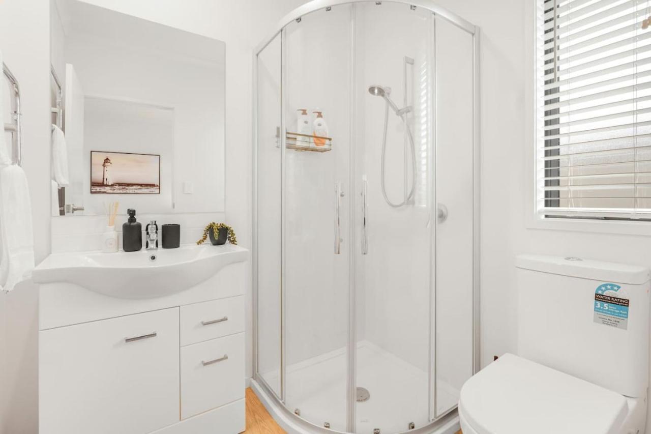 Modern And Central With 2 Ensuites -By Kosh Bnb Hamilton Exterior foto