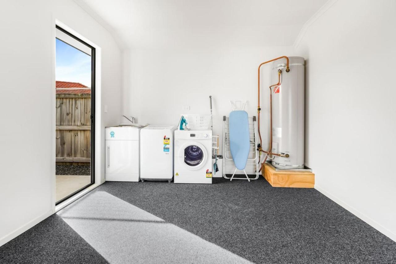 Modern And Central With 2 Ensuites -By Kosh Bnb Hamilton Exterior foto
